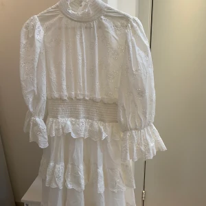 By Malina klänning - Vit klänning från by Malina. Helt ny, aldrig använd med lapp kvar. Storlek S. Nypris 2499kr.