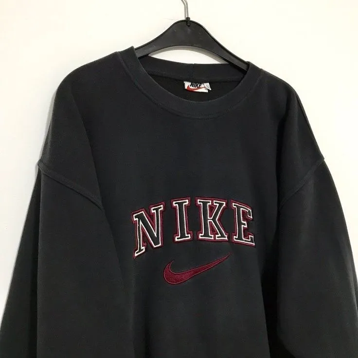 SÖKER en äkta Nike vintage tröja. . Neuletakit & Villapaidat.