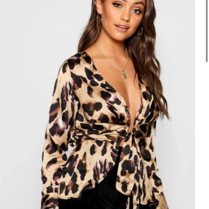 Leopard blus - Söt blus från BOHOO. Storlek S.                                     Material: Siden                                                                 Inköpt för några månader sen men endast använd 2-3 gånger. Nypris 396:-