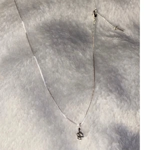 Ormhalsband Pilgrim - Silvrigt halsband med en berlock i form av en orm ifrån pilgrim 🐍 🤍 nyskick!