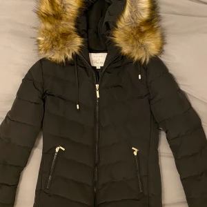 Jacka - Tjock jacka med äkta pälsluva. Nypris runt 1300-1500. Använd fåtal gånger. 