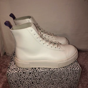 Eytys Kibo kängor - Dessa eytys är otroligt snygga på och kostar ca 2200 i nypris. Jag har endast använd dom ett fåtal gånger och de har bara lite fläckar på sulan.🥰