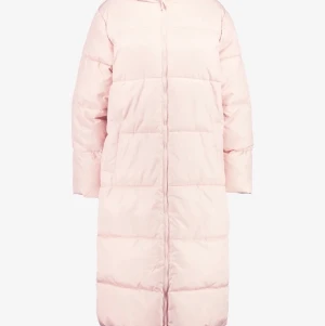 Nly by Nelly long puffer vinterkappa - En lång rosa vinterkappa i polyester. Superfin helt oanvänd (kappan har lappen på sig) Säljer pga att den hann bli för kort i ärmarna innan det hann bli vinter. Köparen står för frakten, men upphämtning funkar också. (Bilden är lånade från Zalando)