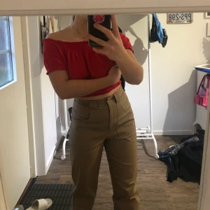 Söt topp - Säljer denna söta godingen då jag inte känner att den sitter så snyggt med BH🙃❤️ utan så ser det katastrof ut så ni fattar poängen😄 Använd ett par fåtal gånger annars som ny!🤓