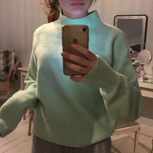 Stickad kofta  - En stickad kofta från other stories, säljer eftersom jag knappt andvänt den, köpt för 500 kr