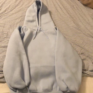 Ljus blå hoddie - En mysig ljus blå hoddie  i storlek xs beställde den där i sommars och den har aldrig kommit till användning så säljer denna mysiga hoddie glöm inte att du står för frakt💕 