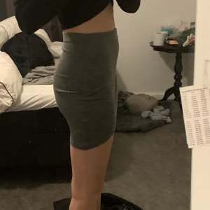 Grå skjol  - Kjol som endast är använd när jag va utomlands en gång, fin detalj ifram och fin grå färg! 