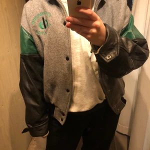 Baseballjacka - Säljer denna snygga baseballjacka, sitter snyggt på!