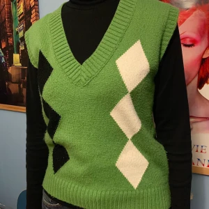 Grön Stickad Väst - Grön väst köpt second hand! Färgen stämmer bäst med första bilden 🍀. Väldigt mjuk och stretchig så passar flera storlekar beroende på önskad passform. På bilden är jag som har S i överdelar. ♥️