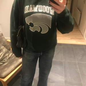 Vintage Sweatshirt - Sjuk snygg mörkgrön vintage sweatshirt. Knappt använd. Köpt på beyond retro för 450kr. Fraktar endast💕💕