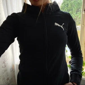 Hoodie från Puma  - 💗Säljer min hoodie ifrån Puma eftersom den inte kommer till användning längre. Priset går att diskuteras men frakt tillkommer! Hör av dig om du är intresserad eller har några frågor. 💗