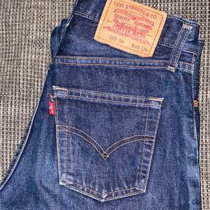 Skitttt snygga jeans ifrån Levis. Mörkblåa och andvändt väldigt sparsamt, säljer för de är små för min bror!!  