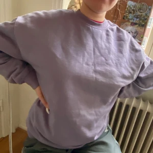 Sweater lila/grå från H&M - Supermysig sweater från H&M med prislapp kvar! Endast testad. Köpt för 149:- säljer för 99:- ☀️ det är en herrtröja i S men jag är 160 och den är som en L/XL på mig! Kan frakta ✨