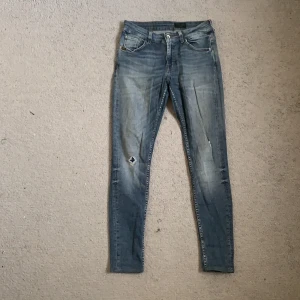 Tiger of Sweden JEANS - Passformen har hållit sig jättebra, dem är inte slappa alls. Säljer för att jag växt ur dem. Man får jätte fin figur o tvätten är superfin. Fått väldigt mycket komlimanger när jag haft dessa på mig. En skräddare har även sytt upp byxorna, jag är 160 o dem va perfekt längd för mig. Passar dig med storlek M