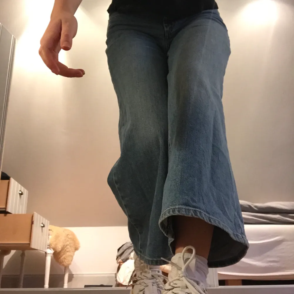 Hej hopp! Säljer mina Wera jeans med lite korta vida ben då de har blivit lite små på mig. De är stl 36, jag är 174 cm lång. Byxorna är i väldigt bra skick!- - - PENGARNA GÅR OAVKORTAT TILL VALFRI VÄLGÖRENHETSORGANISATION . Jeans & Byxor.