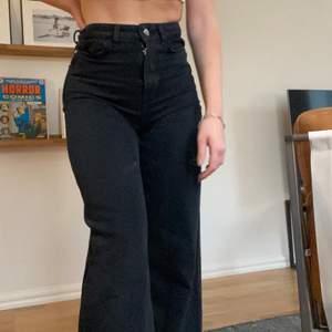Supersnygga svarta jeans från zara i ”wide” modellen köpta i Paris, änvänt endast 1 gång! Nypris: 350kr Storlek 32 skicka medelanden för frågor🥰