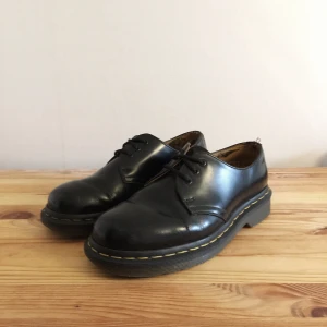 Dr martens  - Dr martens 1461 i storlek 36. Använda men i mycket gott skick! Skickar med postnord. Köpare står för frakt. Vill gärna byta dessa mot ett par 37or om någon har!