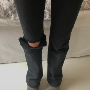 Weekday jeans - Svarta/gråa jeans från weekday i modellen Row.