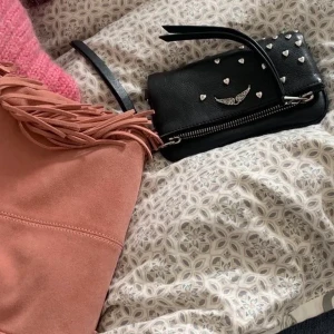 Intressekoll på superfin Zadig väska - Tänker kanske sälja min väska från Zadig et Voltaire och kollar därför av intresset. Skriv om ni är intresserade och buda 👍🏻 Väskan är i fint skick! Fler bilder kan ordnas vid intresse 💘💘💘 Modellen är Zadig rock nano bag