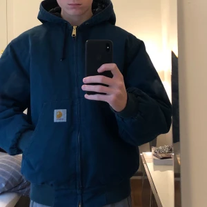 Carhartt Jacka - Carhartt WIP og active jacket. Fodrad så den passar perfekt till vintern. Färgen är blå/grön. Väldigt bra skick, använd under en vinter. Köpt för 2300kr. Köparen står för frakten. 