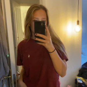 Ralph lauren t-shirt - Inköpt på en vintage afffär för ett lite tag sedan. Har dock inte kommit till andvändning. Storlek M 🥰