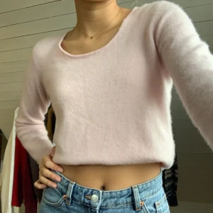 rosa kashmirtröja🌸 - såå mjuk!! tröjan är köpt i italien och den är verkligen så söt<3 sista bilden visar färgen bäst, fint skick! frakten ingår i priset💕