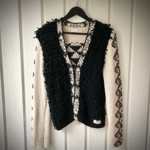 Odd Molly nr 125 - Unik kofta från odd Molly, snygga detaljer. 100% bomull. Stlk 2 motsvarar 38. Ca 2500kr i butik. Mycket fint skick, tyvärr för liten för mig.