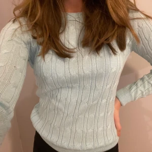 Morris tröja - En superfin turkosblå kabelstickad tröja från Morris i storleken XS. Enbart använd ett fåtal gånger alltså är den i väldigt fint skick! 💕