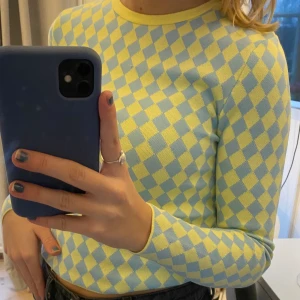 Pastell tröja - Långärmad tröja i pastell färger, köpt i våras. Använd ett par fåtal gånger och i bra skick. Storlek S