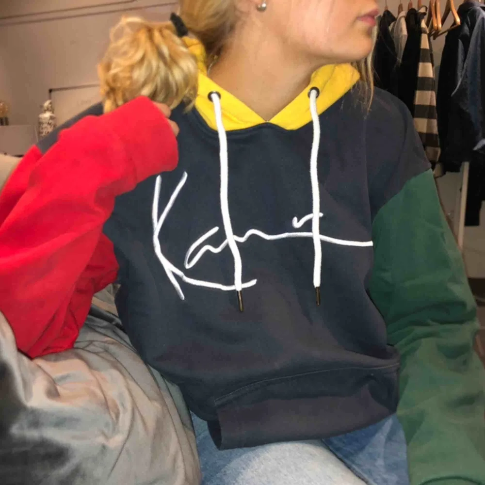 Hög kvalitativ (tjock) hoodie från karl kani med snygg oversize fit. Köpt på footlocker för 800kr men säljer nu för ett gymt pris till en färgfantast ;)). Hoodies.