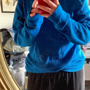 Blå tröja  - Blå tröja köpt second hand. Bra skick och skulle säga att det passar S-L