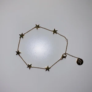 Edblad armband  - Armband från Edblad med stjärnor runt hela. Knappt använt! 130kr och fri frakt 🤍