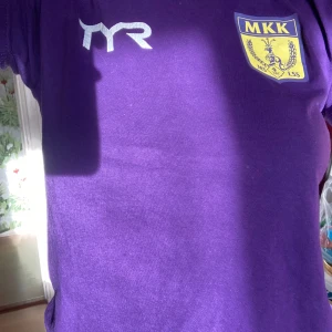 Lila T-shirt - Köparen står för frakten och betalning sker via swish. 