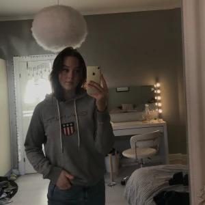 Hoodie  - Ljusgrå gant hoodie köpt fr ungefär 1år sedan använt 1-2 gånger ser ut som ny.