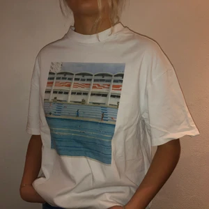 Weekday T-shirt - Vit t-shirt från weekday i storlek M med tryck. Cond: 6/7 men fläckfri