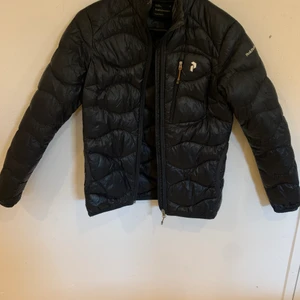Peak performance helium jacket - Jackan är i gott skick trots att den är använd en del, funkar perfekt som underjacka eller som en tunnare jacka när vädret är något milt, tyvärr är den för liten för mig.