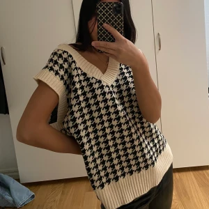 Stickad väst S - Stickad väst i hundtandsmönster storlek S men oversize så passar M lika bra! Köpt på SHEIN men aldrig kommit till användning, nyskick! Eventuell frakt står köparen för! Fraktkostnad tillkommer på 63kr spårbart. 
