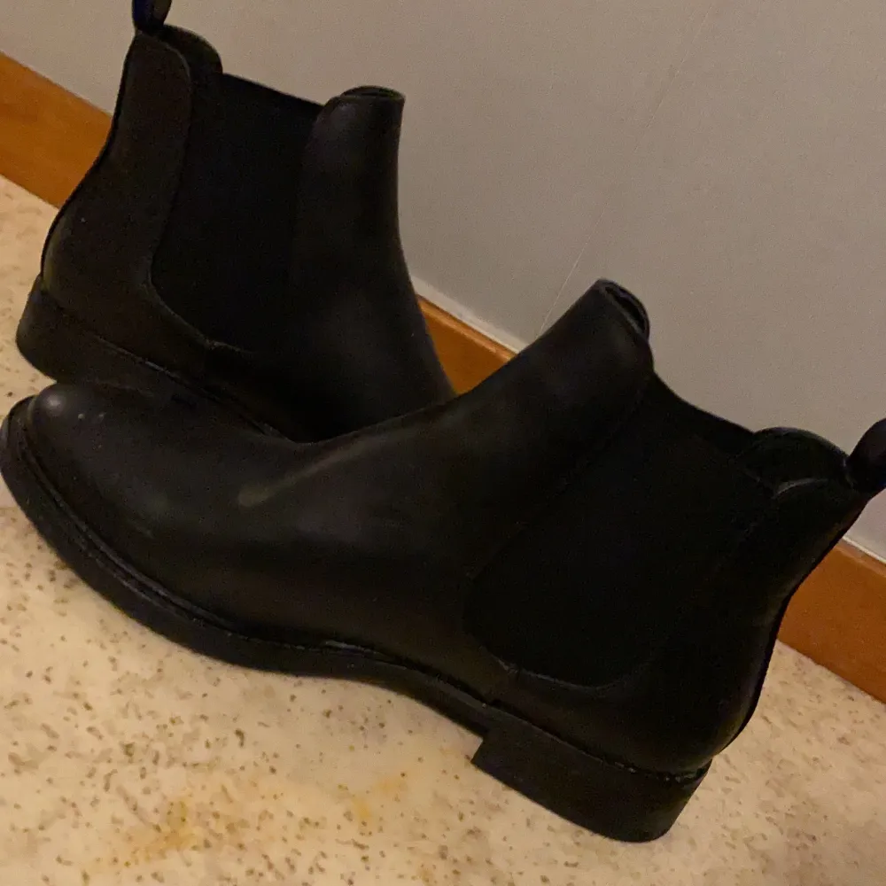 Det är e par svarta skor som är endast en gång använda. om det så att köparen behöver mer bilder så är det bara att fråga.                                                                                    Frakt till kommer köparen ( köparen betalar frakten). Skor.