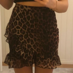 Leopard kjol från Nelly (S.xs) - En fin leopard kjol från Nelly i storlek xs, en taight och högmidjad modell, väldigt stretchig. Tyvär aldrig använd pågrund av att det inte var min stil där av sitter en del av lappen kvar. Är i nt skick.