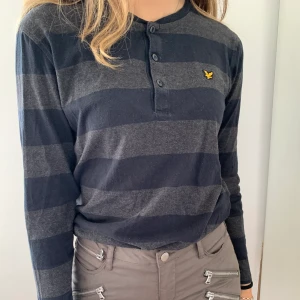 Vintage lyle and scott tröja - Så snygg och bekväm långärmad tröja! Perfekt nu när det blir lite kallare. Passar en storlek xs-m beroende på passform (jag är s) 