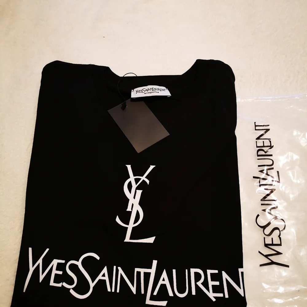 Helt ny svart t-shirt Ysl strl S, köpare står för frakt, kan mötas i Karlskrona eller visa dagar i Kalmar . T-shirts.