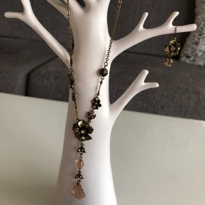 Nytt smycke set 💕 - Smycke set med örhängen och halsband.  De är självklart helt nya (oanvända) och ask medföljer.   🎀 Pris: 75 kr + porto 11 kr