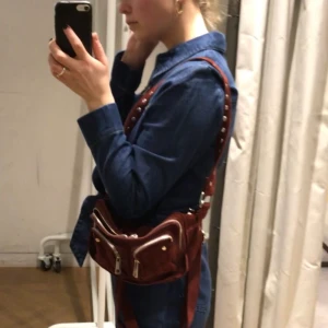 Nunoo Ellie New Suede bag Red - hello 🧚🏽‍♀️💖 jag säljer min Nunoo väska som jag köpte i vintras. Den är i modellen Ellie och väldigt väldigt rymlig! Får plats med mycket saker och är perfekt att ha när man ska iväg eller ha vardagligen. Väskan är sparsamt använd! Om flera är intresserad blir det budgivning i kommentarerna. 