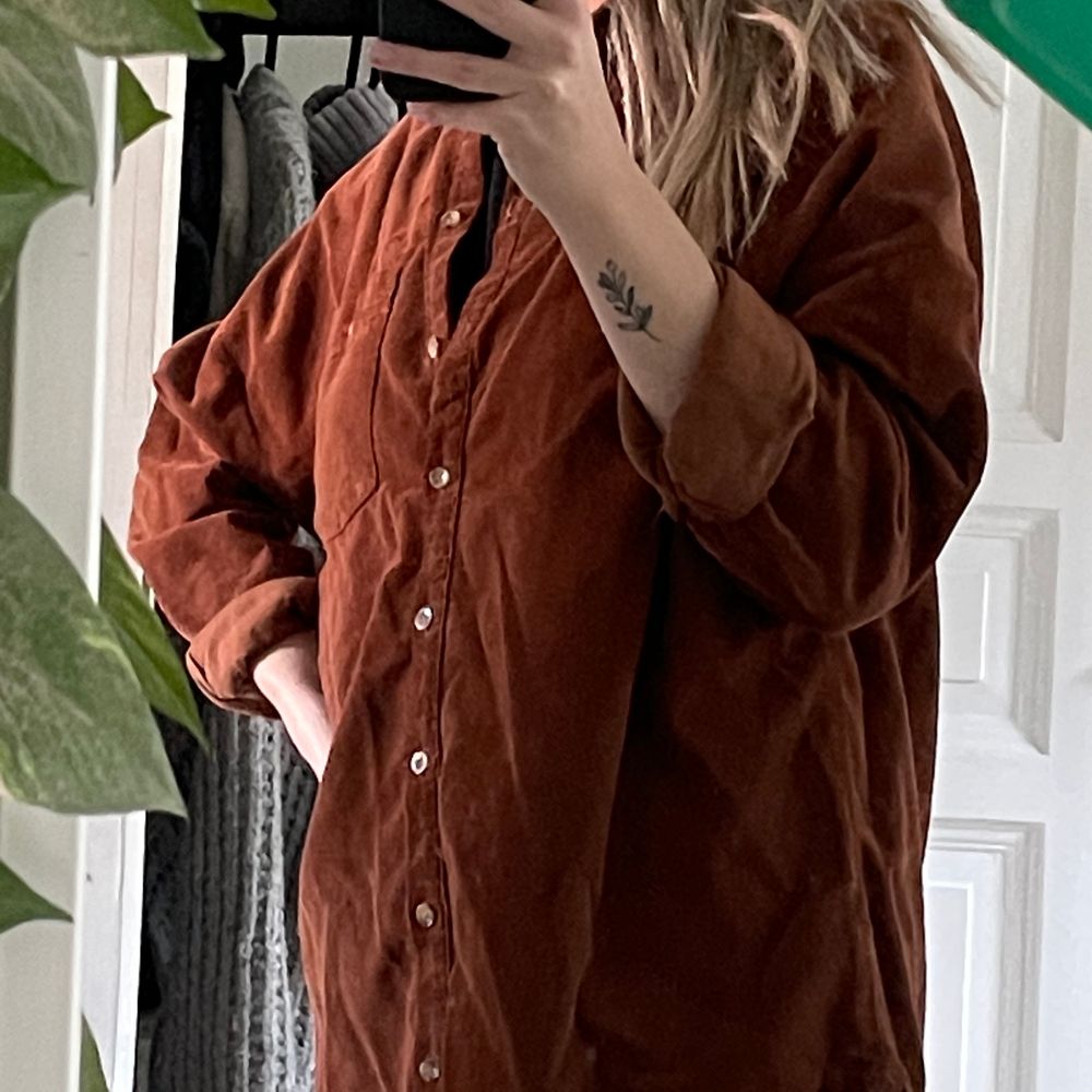 Jättefin manchesterskjorta i storlek M, köpt på Urban Outfitters. Använd kanske 3-4 gånger. Den är lite ljusare än vad som syns på bilderna, vill man ha extra bilder är det bara att skriva till mig! Köparen står för frakten som tillkommer 💖. Skjortor.