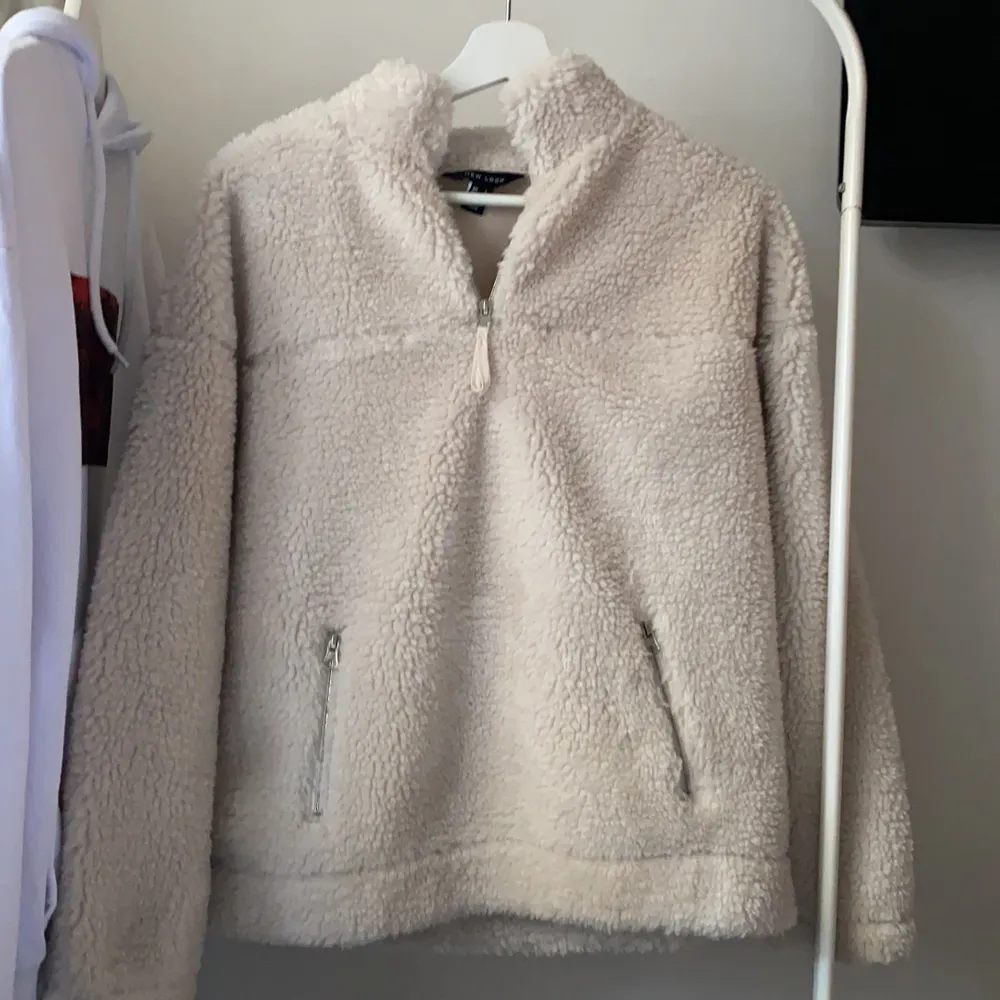 en beige teddy fleece jacka, storlek s skulle passa xs och medium också, använd 1 gång så är i nyskick, kommer inte till användning, (om nån har frågor eller vill ha bättre bilder är det bara att kontakta mig). Jackor.