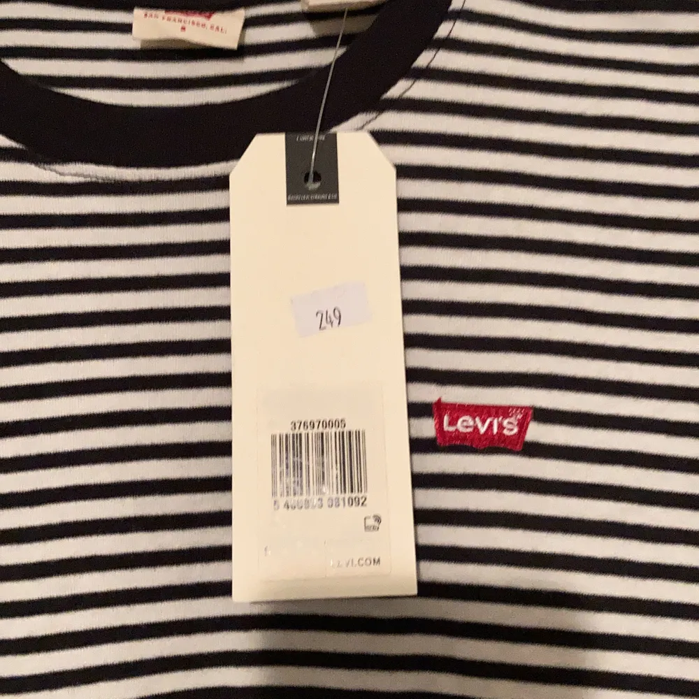 Oanvänd Levis t-shirt i storlek S! Prislapp kvar . T-shirts.