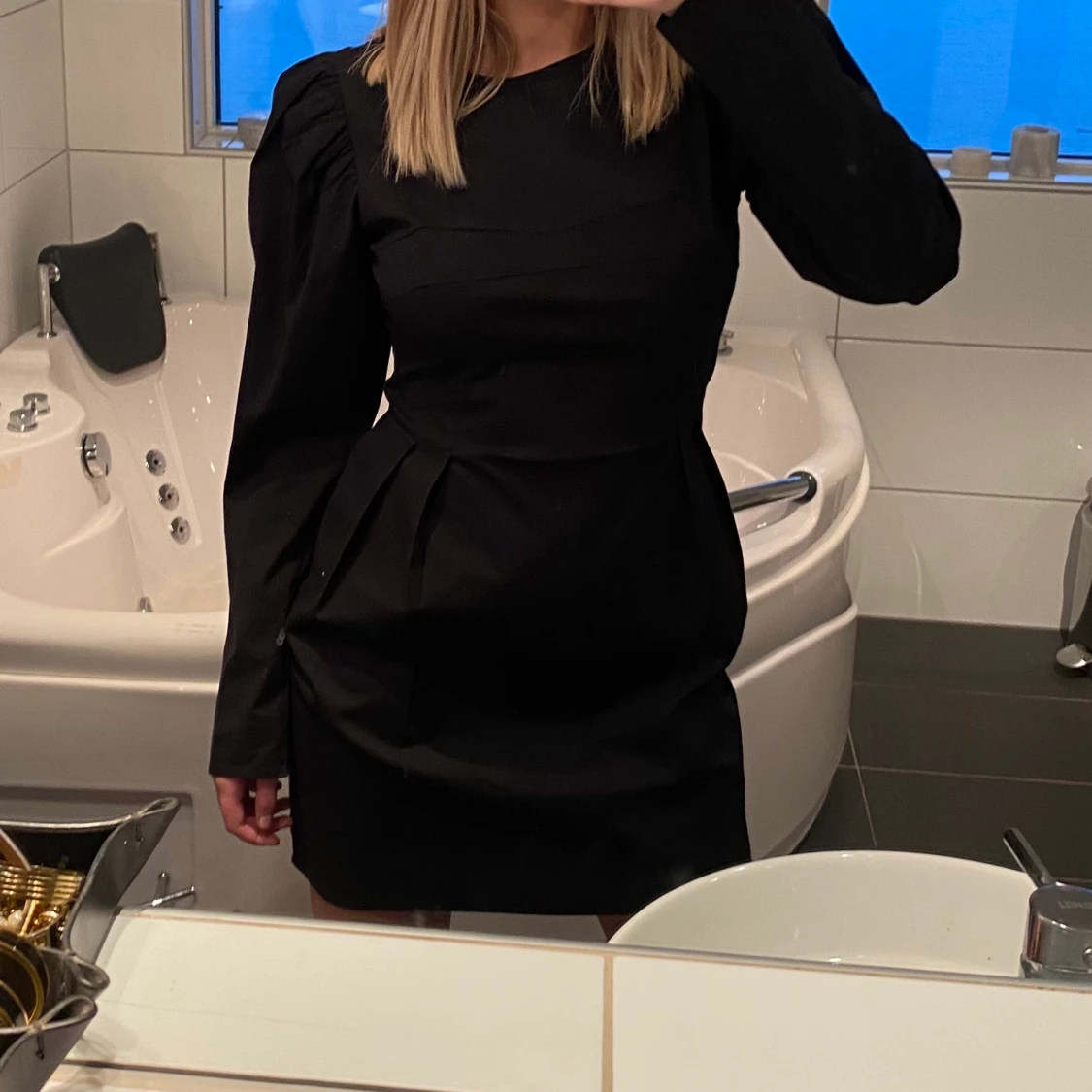 Svart klänning med puffärmar från Nelly