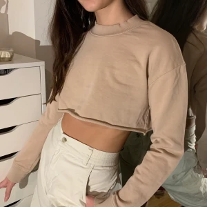Sweatshirt  - Sweatshirt i croptop, fin färg och bra skick. 