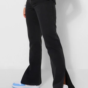 Svarta jeans med slits  - Jag beställde dessa från Boohoo men hann inte returnera i tid, de var för små för mig. Högmidjade svarta jeans med en assnygg slits vid anklarna, storlek 38 ✨ Bud i kommentarsfältet 