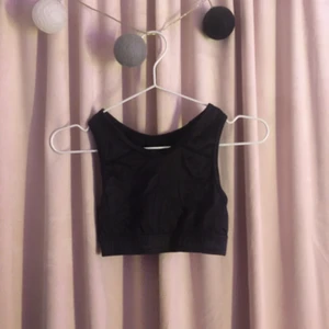 Svart sporttopp  - Likadan sporttopp som innan fast svart från NEWBODY. den är gammal och aldrig använd